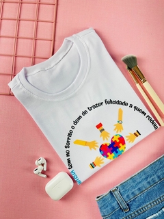 T-shirt Canelada O austista tem no sorriso - comprar online