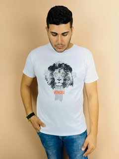 T-shirt Masculina Canelada Eis que o Leão de Judá Venceu