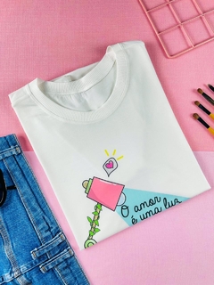T-shirt ribana canelada O amor é uma luz que não deixa escurecer a vida - comprar online
