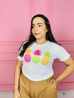 T-shirt Canelada Abacaxis coloridos na internet