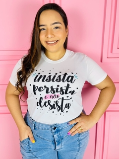 T-shirt ribana canelada Insista Persista e não desista