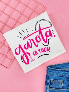 T-shirt ribana canelada Garota se toca! Outubro rosa