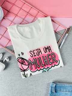T-shirt ribana canelada Seja uma mulher que levanta outras mulheres - comprar online