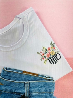 T-shirt Canelada Xícara listrada de flores na internet