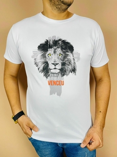 T-shirt Masculina Canelada Eis que o Leão de Judá Venceu - comprar online