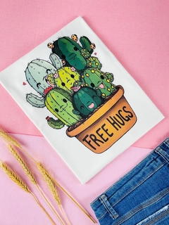 T-shirt ribana canelada Cactos Free Hugs (Tradução: Abraços Gratuitos)