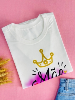T-shirt ribana canelada Mãe um título maior que Rainha - comprar online