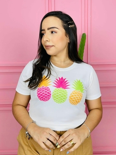 T-shirt Canelada Abacaxis coloridos - comprar online
