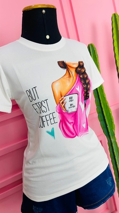 T-shirt Ribana Canelada But First Coffee (Tradução: Mas primeiro café)