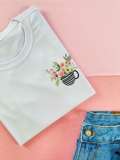 T-shirt Canelada Xícara listrada de flores - comprar online