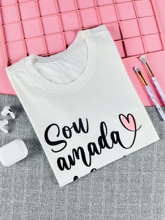 T-shirt ribana canelada Sou amada e coberta por sua graça - comprar online