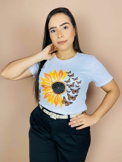 T-shirt Canelada Girassol e borboletas - comprar online