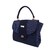 lateral da bolsa feminina satchel estruturada Augusta Queiroz azul marinho média