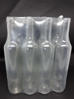 Filme plástico envolvendo oito garrafas