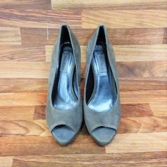 peep toe cinza em camurça shoestock - comprar online