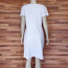 vestido branco decote simulassão na internet