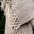 Chal de pura lana de llama punto ojo perdiz (gris y blanco) en internet