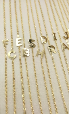 Colar Letra Inicial do Lado Banhada A Ouro 18K - Semijoia - Bergara Boutique