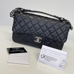 Bolsa Chanel Single Flap Média em Couro Perfurado