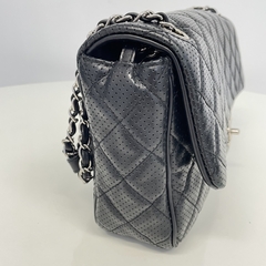 Bolsa Chanel Single Flap Média em Couro Perfurado - comprar online