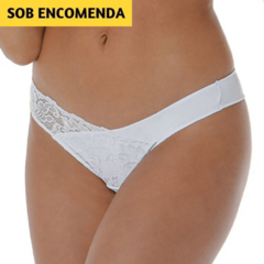 Calcinha Biquíni Bastille DeMillus 053355. Em microfibra elástica light com detalhe em renda. Disponível nas cores Carmim, Lilás-Místico, Branco, Preto, Roxo, Bege-Rosado e Prata. Tamanho: PE, ME, GR e EG.