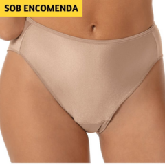 Calcinha Calça Cavada Black Night DeMillus 056832. Em elastano light. Com elástico suave nas cavas. Costas mais comportadas. Disponível nas cores Carmim, Preto e Bege-Rosado. Tamanho: PE, ME, GR, EG e XG.