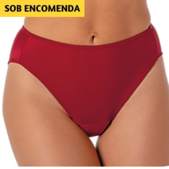 Calcinha Calça Cavada Black Night DeMillus 056832. Em elastano light. Com elástico suave nas cavas. Costas mais comportadas. Disponível nas cores Carmim, Preto e Bege-Rosado. Tamanho: PE, ME, GR, EG e XG.