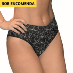 Calcinha Calça Cavada Olimpo DeMillus 026639. Elastano com estampa de orquídeas. Calça com cintura alta e cós em elastano duplo. Firma a barriguinha. Disponível nas cores Preto, Bege-Rosado e Vinho-Barolo. Tamanho: PE, ME, GR, EG e XG.