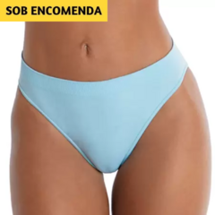 Calcinha Calça Cavada DeMillus. Cintura e cavas altas. Costas comportadas. Veste do PE ao EG. Cores: branco, Marinho, Preto, Vinho, vermelho, Bege, Azul e lilás.