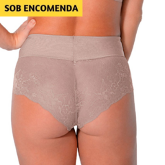 Calcinha Calça Clássica Aubade DeMillus. Levemente transparente. Faixa dupla na cintura em elastano power. Costas e laterais em renda elástica. Cores: preto, branco e bege. Tamanhos: PE, ME, GR, EG e XG.