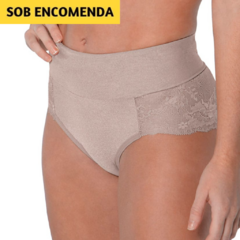 Calcinha Calça Clássica Aubade DeMillus. Levemente transparente. Faixa dupla na cintura em elastano power. Costas e laterais em renda elástica. Cores: preto, branco e bege. Tamanhos: PE, ME, GR, EG e XG.