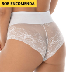 Calcinha Calça Clássica Aubade DeMillus. Levemente transparente. Faixa dupla na cintura em elastano power. Costas e laterais em renda elástica. Cores: preto, branco e bege. Tamanhos: PE, ME, GR, EG e XG.