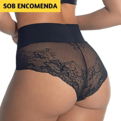 Calcinha Calça Clássica Aubade DeMillus. Levemente transparente. Faixa dupla na cintura em elastano power. Costas e laterais em renda elástica. Cores: preto, branco e bege. Tamanhos: PE, ME, GR, EG e XG.