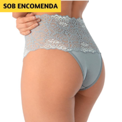 Calcinha Calça Clássica Promenade DeMillus. Em elastano. Cós em renda elástica larga com leve transparência. Cores: prata, pérola, preto e vinho. Tamanho: PE, ME, GR, EG e XG.