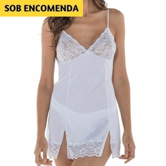 A camisola é branca, feita de um material leve e fluído. Ela tem alças finas e ajustáveis. O decote em V é adornado com renda branca detalhada que também aparece na parte inferior da peça. O tecido da camisola é leve, suave e fluído, dando uma sensação de