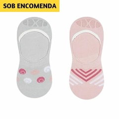 Meia à esquerda: É predominantemente cinza com padrões decorativos rosa e branco. Há círculos rosa e brancos decorando a parte frontal da meia. A sola da meia tem um design antiderrapante em forma de pegadas.
Meia à direita: É predominantemente rosa com p