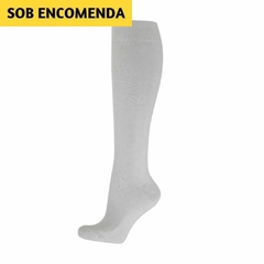 A meia 3/4 é branca, longa, chegando até abaixo do joelho. A cor da meia é uniforme, sem padrões ou desenhos visíveis.