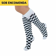 A meia 3/4 tem um design de xadrez preto e branco que cobre a maior parte dela. A parte superior da meia, perto do joelho, é de cor branca sólida.