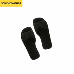 par de pantufas de cor preta. Elas têm um design simples, com a parte superior cobrindo a parte frontal do pé e deixando o calcanhar exposto. O material é suave ao toque. As pantufas são de uma cor sólida, sem texturas, padrões ou decorações visíveis. As 