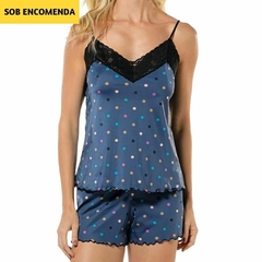 A blusa é azul marinho com bolinhas multicoloridas e adornada com renda preta ao redor do decote e da bainha. Os shorts combinando também são azul marinho com bolinhas multicoloridas e têm renda preta ao longo das bordas inferiores.

O shortdoll é feito d