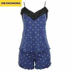 A blusa é azul marinho com bolinhas multicoloridas e adornada com renda preta ao redor do decote e da bainha. Os shorts combinando também são azul marinho com bolinhas multicoloridas e têm renda preta ao longo das bordas inferiores.

O shortdoll é feito d