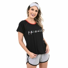 pijama curto feminino que consiste em uma camiseta preta e shorts listrados. A camiseta tem mangas curtas e a palavra “F.R.I.E.N.D.S” (da série Friends) escrita na frente em texto branco. Os shorts são listrados em tons de cinza e branco, com um contorno 