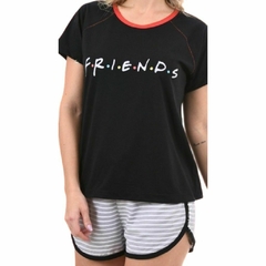 pijama curto feminino que consiste em uma camiseta preta e shorts listrados. A camiseta tem mangas curtas e a palavra “F.R.I.E.N.D.S” (da série Friends) escrita na frente em texto branco. Os shorts são listrados em tons de cinza e branco, com um contorno 