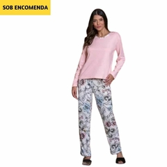 conjunto de pijama. A parte de cima é de manga longa e cor de rosa, macia e confortável. As calças do pijama são brancas com um padrão floral colorido, incluindo vários tipos de flores e folhas em diferentes tons.