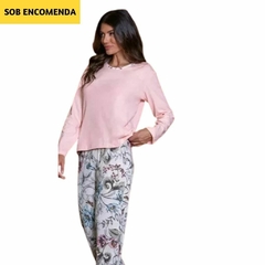 conjunto de pijama. A parte de cima é de manga longa e cor de rosa, macia e confortável. As calças do pijama são brancas com um padrão floral colorido, incluindo vários tipos de flores e folhas em diferentes tons.