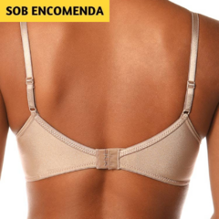 Leve e confortável em elastano light. Frente inteira em espuma moldada, anatômica e super macia. Sem aro. Barbatanas nas laterais. Acomoda os seios de forma natural. Nas cores preto, branco, rosa, bege e vinho.