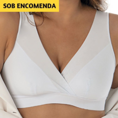 Sutiã Rantelli DeMillus (061227). Em elastano power com compressão e detalhes transparentes. Taças forradas, sem aro e sem espuma. Alças largas, sem regulagem, tipo camisete. Cores: branco, preto e bege. Tamanhos: 44, 46, 48, 50, 52 e 54.