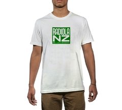 CAMISETA RADIOLA BRANCA NZ - NAÇÃO ZUMBI