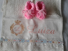 Toalha bordada nome Luiza e sapatinho rosa - Ateliê Artetramas Tricô | Toucas e Luvas de Tricô Compre Sem Sair de Casa