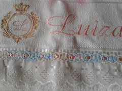 Toalha bordada nome Luiza e sapatinho rosa na internet